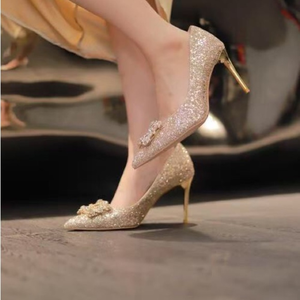 Elegant Bottega Veneta Gold Mules with Heel 🔱